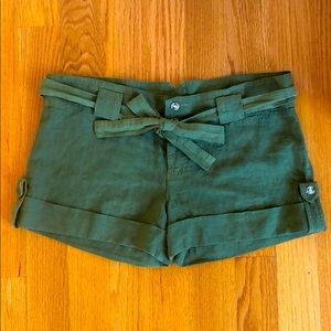 JUICY COUTURE Linen green short shorts tie belt Size 10 pockets cuff